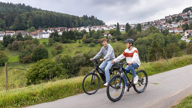 Zwei Jugendliche auf dem Fahrrad im Rhein-Neckar-Kreis.